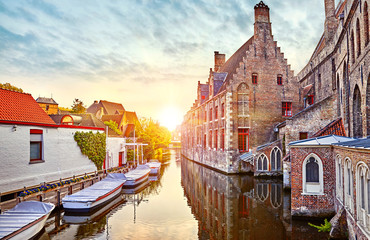 Fototapeta premium Brugia, Belgia. Średniowieczne starożytne domy ze starej cegły