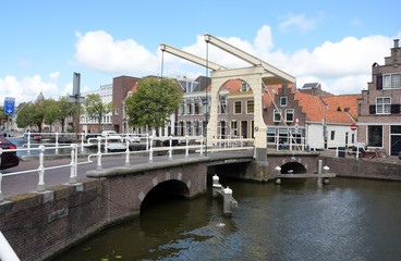 Gracht und Klappbrücke in Alkmaar