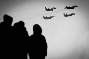 Fototapeta na wymiar People watch at the 4 Russian aircraft fighters
