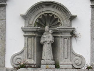 escultura antigua de padre