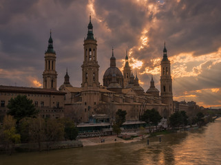 Catedral, basilica del Pilar, Zaragoza, España, al atardecer