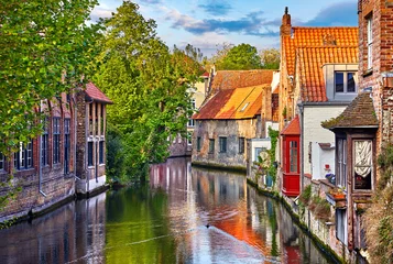 Fotobehang Brugge Brugge, België. Middeleeuwse oude huizen gemaakt van oude bakstenen