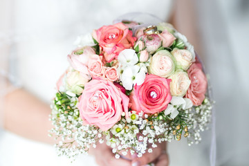 Brautstrauß mit Rosen