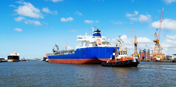 Bremerhaven, Hafenpanorama mit Frachtschiff und Schlepper