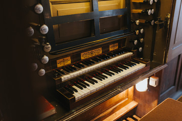 Alte Orgel in einer Kirche