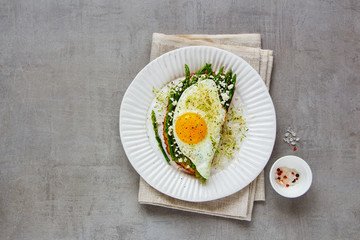 Spring sandwich on plate