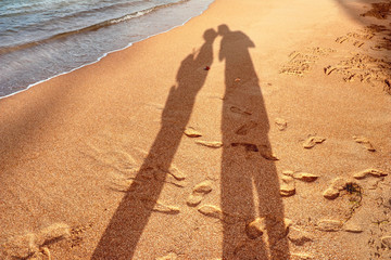Ombres d'un couple qui s'embrasse sur la plage en vacance