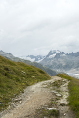 Wanderweg mit Aussicht auf die Berge