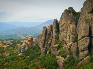 Fototapeta premium Klasztor św. Mikołaja Anapausasa na niezwykłych klifach w Meteory, Grecja