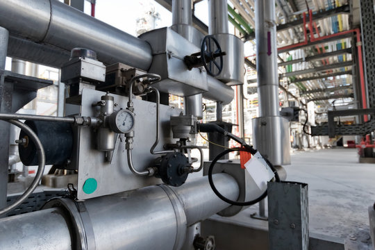 Control measuring devices of accounting of indicators established on node of pipelines on oil processing installation