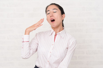 白いブラウスを着た若い女性が、いろいろな表情をします。