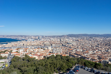 Fototapeta na wymiar ノートルダム・ド・ラ・ガルド寺院の丘から見るマルセイユの風景