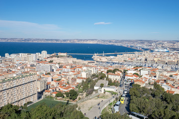 ノートルダム・ド・ラ・ガルド寺院の丘から見るマルセイユの風景