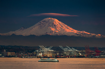 Night Cap - Lenticular Cloud over Mt. Rainier from Seattle - obrazy, fototapety, plakaty