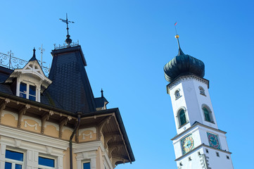 historischer Wachturm in Isny, Baden Württemberg neben einem mittelalterlichen Gebäude.