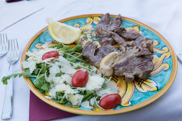 Steak with lemon and rucola