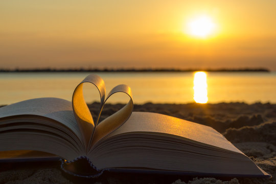 Gute Fantasy Bücher Mit Liebesgeschichte Lovestory Bilder – Durchsuchen 133,927 Archivfotos, Vektorgrafiken und