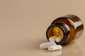 One pills glass bottelfrom white pill
