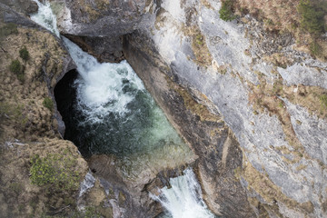 Wasserfall in den Bergen
