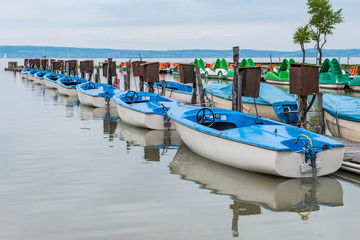 Blaue Boote am Steg