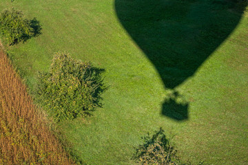 Schatten eines Heißluftballon auf Wiese