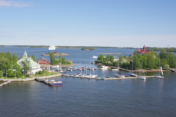 Kleiner Hafen mit vielen kleinen Booten an einem Fjord in Schweden