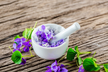Fototapeta na wymiar Produkte aus Veilchen - Viola; Duftveilchen; Blüten; Kräuter; Naturheilkunde; Medizin; Homöopathie;