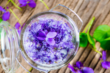  Produkte aus Veilchen - Viola; Duftveilchen; Blüten; Kräuter; Naturheilkunde; Medizin; Homöopathie;