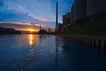 Fototapeta premium Sonnenuntergang am Rhein mit Kraftwerk