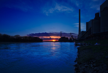 Sonnenuntergang am Rhein mit 2 Wolken