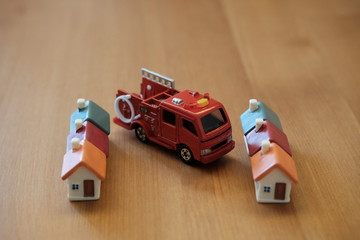 Obraz premium 家と消防車