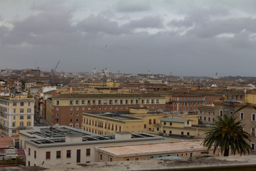 Fototapeta premium Blick über Rom in Italien an einem wolkenverhangenen Tag