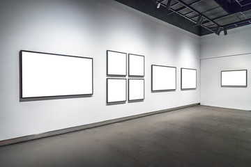 blank frame in gallery - obrazy, fototapety, plakaty