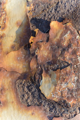 Metal oxidado con pintura desconchada