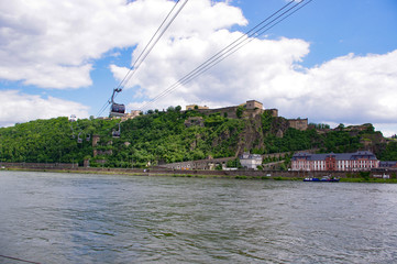 Festung Ehrenbreitstein mit davorliegender Seilbahn in Koblenz