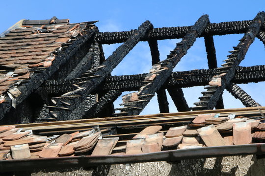 Building after a fire disaster, abgebranntes Haus, Brandruine, zerstörter Dachstuhl