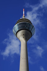 Fernsehturm bei strahlend blauem Himmel in D&uuml;sseldorf