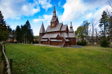 Fototapeta na wymiar Kleine Kirche erbaut aus Holz in Hahnenklee im Harz in Deutschland