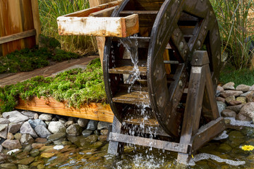 Moulin à aubes en rotation avec eau qui ruisselle