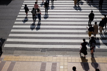 横断歩道を渡る人