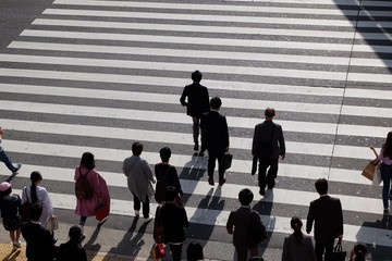 Obraz premium 横断歩道を渡る人