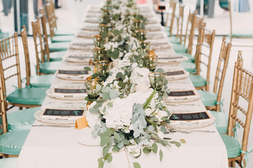 Wedding table decor in white green tones