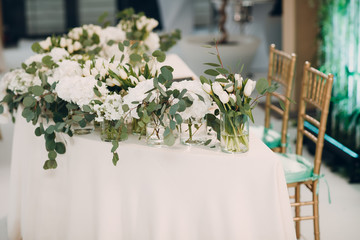 Wedding table decor in white green tones