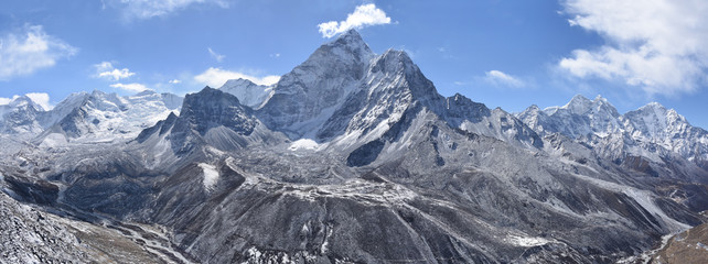 Panoramaaufnahme von Ama Dablam, seinem Basislager Kangtega und Makalu von Nangkartshang, Nepal
