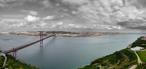 Obraz premium Top view of 25 de Abril Bridge and Lisbon against black sky