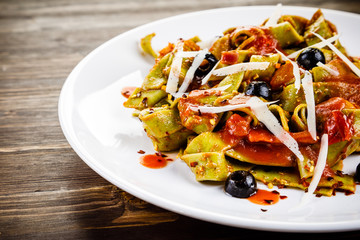 Pasta with tomato sauce and vegetables