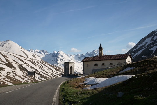 Kapelle an einem Alpenpass