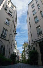Leere Straße am Morgen in Paris