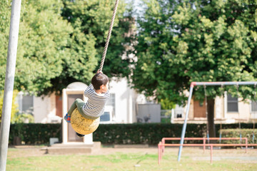 公園で遊ぶ男の子