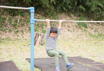 Fototapeta premium 鉄棒をする男の子